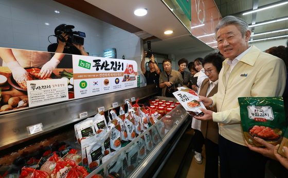 우리 김치 제품 둘러보는 강호동 회장