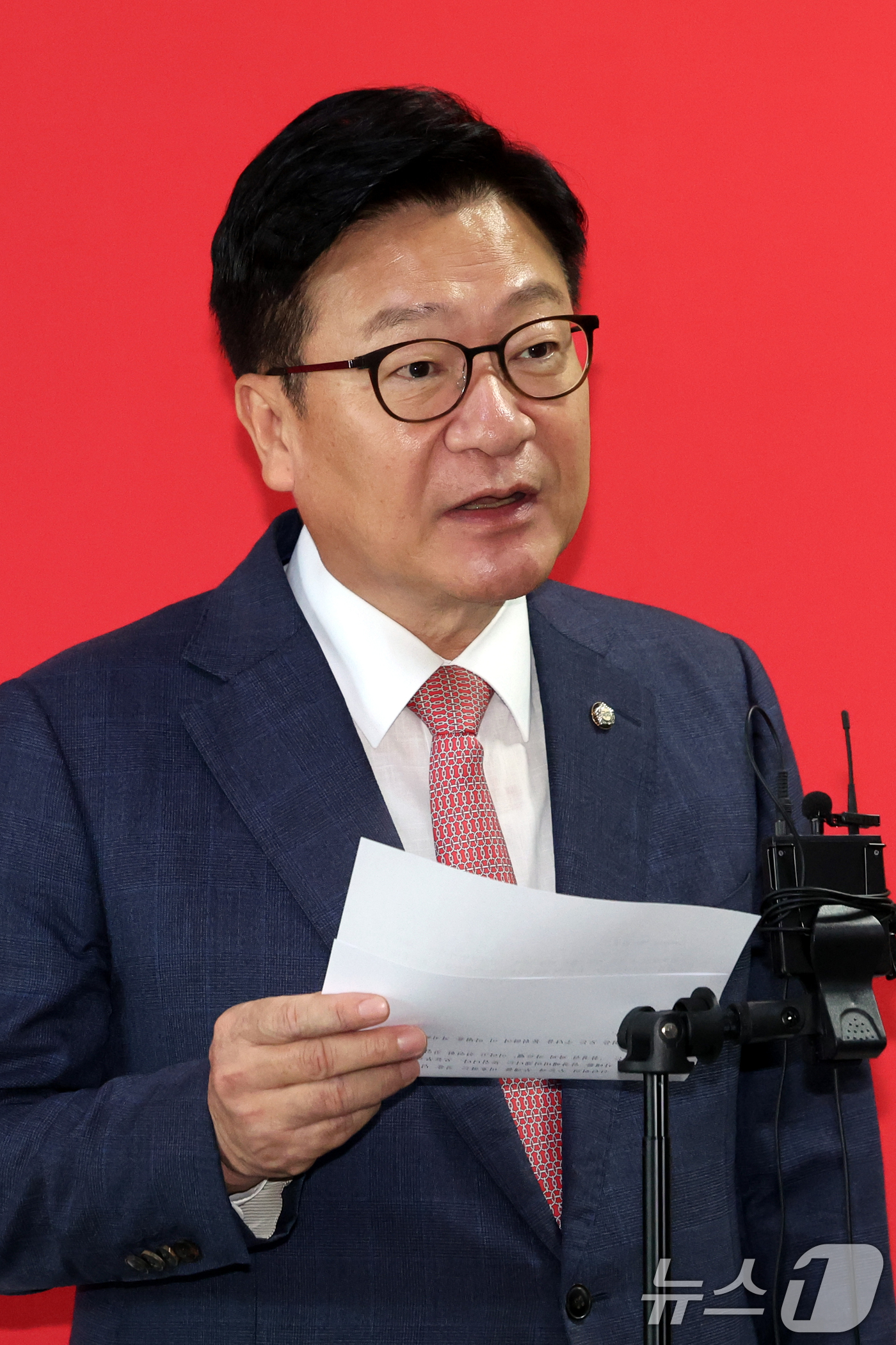 (서울=뉴스1) 황기선 기자 = 정점식 국민의힘 원내대표가 10일 서울 여의도 국회에서 더불어민주당이 발의한 특검 내 파견검사의 수사권을 박탈하는 내용의 특검법 개정안을  규탄하고 …