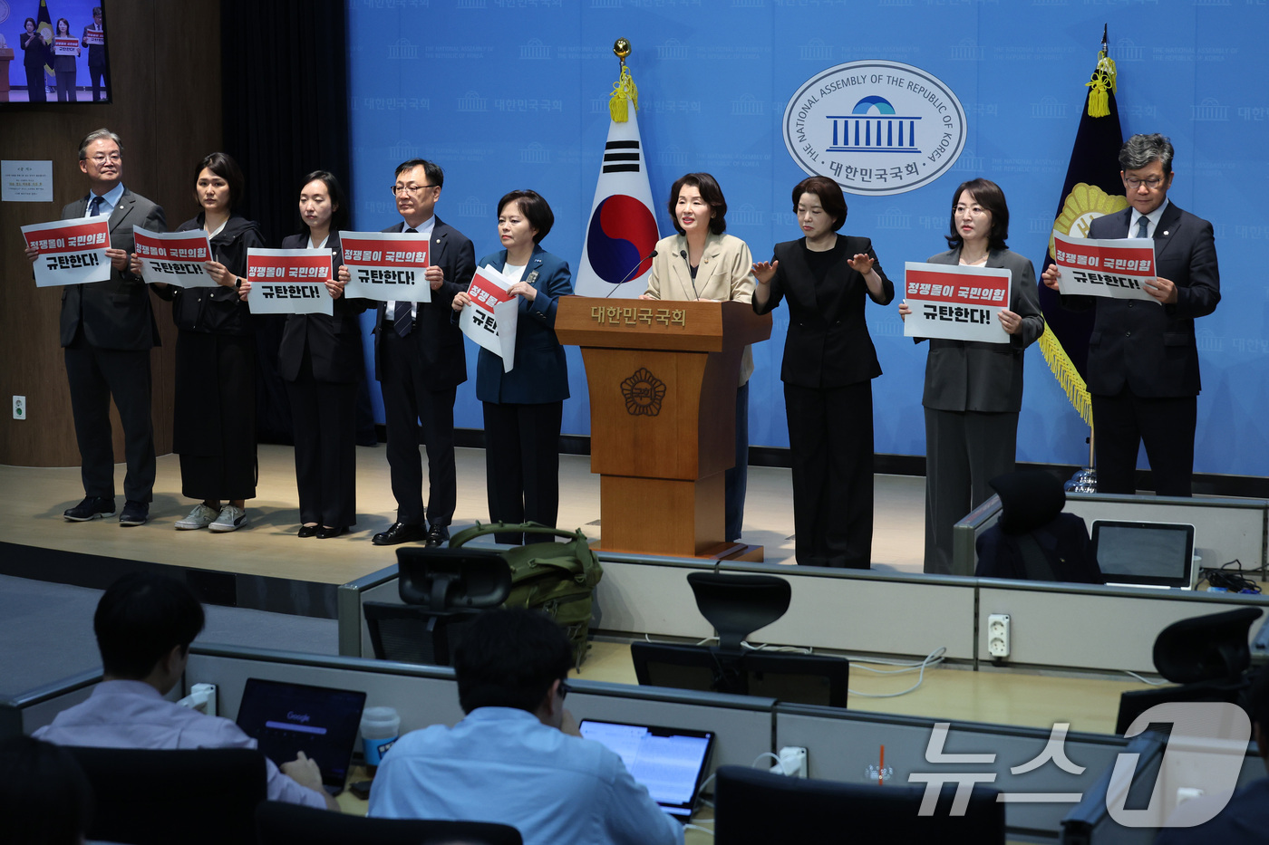 (서울=뉴스1) 신웅수 기자 = 성평등가족위원회 소속 더불어민주당, 조국혁신당, 진보당 의원들이 10일 서울 여의도 국회 소통관에서 '김정재 위원장의 상임위 독단 운영' 비판 기자 …