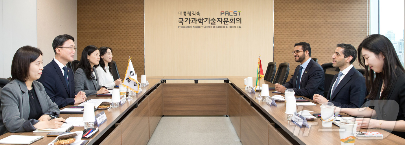 (서울=뉴스1) = 류제명 과학기술정보통신부 제2차관이 10일 오후 서울 종로구 KT광화문빌딩에서 자말 압둘라 알수웨이디 주한아랍에미리트대사와 면담하고 있다. (과학기술정보통신부 …