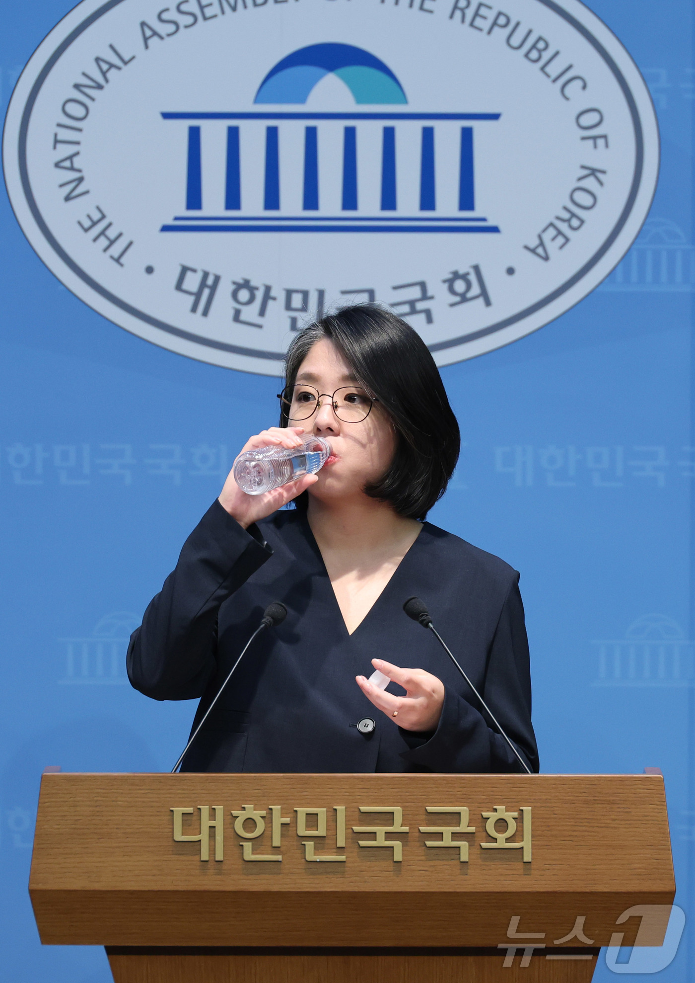(서울=뉴스1) 신웅수 기자 = 용혜인 성평등가족부 장관 후보자가 10일 서울 여의도 국회 소통관에서 입장 발표 전 물을 마시고 있다. 2026.9.10/뉴스1