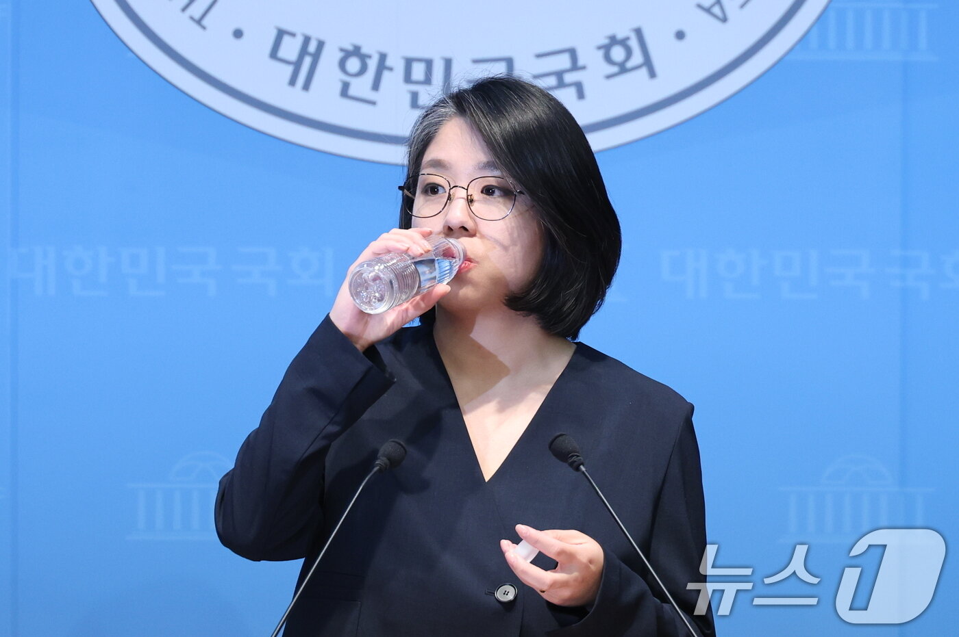 본문 이미지 - 용혜인 성평등가족부 장관 후보자가 10일 서울 여의도 국회 소통관에서 입장 발표 기자회견 전 물을 마시고 있다. 2026.9.10 ⓒ 뉴스1 신웅수 기자