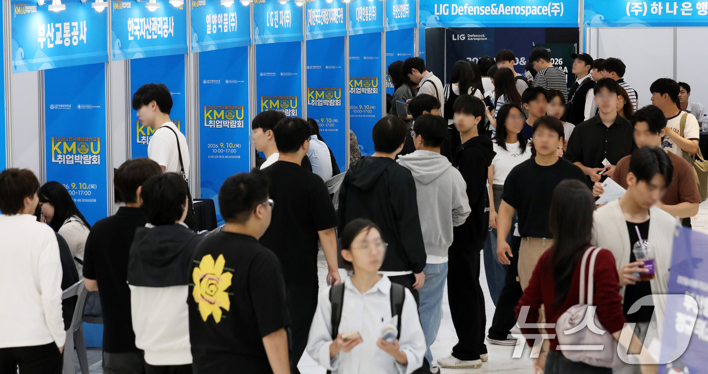 (부산=뉴스1) 윤일지 기자 = 10일 부산 영도구 국립한국해양대학교에서 열린 '2026 국립한국해양대학교 취업박람회'에서 구직자들이 면접을 기다리고 있다.이번 박람회는 재학생과 …