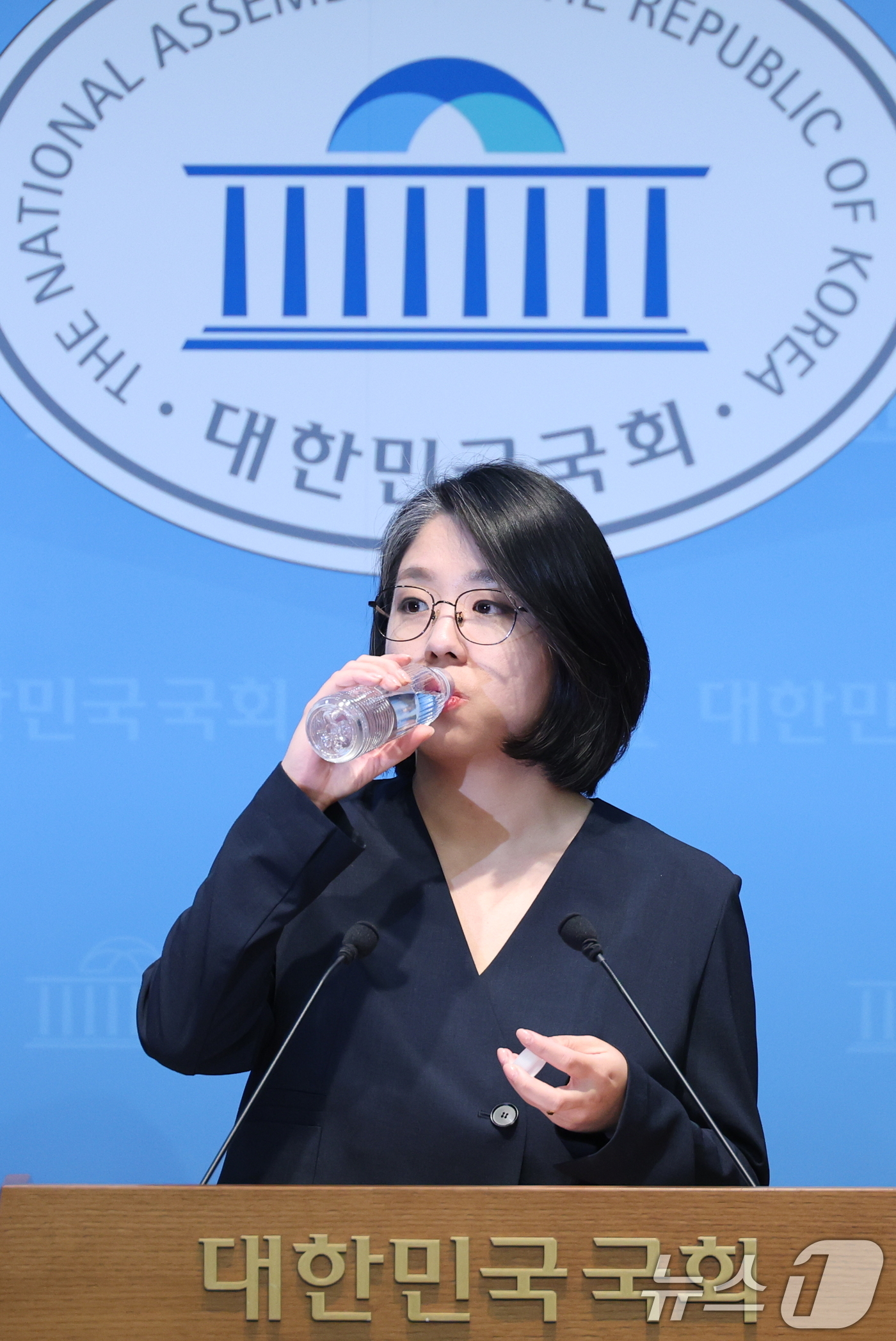 (서울=뉴스1) 신웅수 기자 = 용혜인 성평등가족부 장관 후보자가 10일 서울 여의도 국회 소통관에서 입장 발표 기자회견을 앞두고 물을 마시고 있다. 2026.9.10/뉴스1