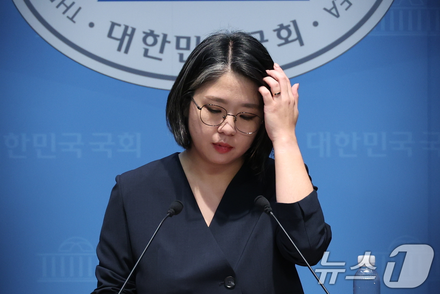 (서울=뉴스1) 신웅수 기자 = 용혜인 성평등가족부 장관 후보자가 10일 서울 여의도 국회 소통관에서 입장 발표 기자회견을 하며 머리를 만지고 있다. 2026.9.10/뉴스1