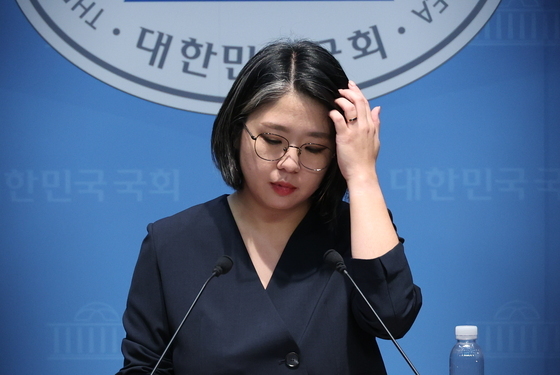머리 만지는 용혜진 후보자