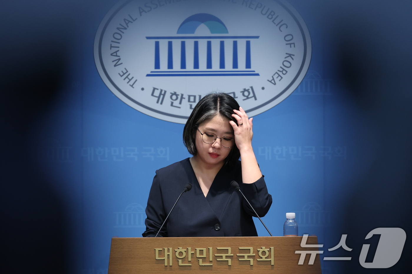 (서울=뉴스1) 신웅수 기자 = 용혜인 성평등가족부 장관 후보자가 10일 서울 여의도 국회 소통관에서 입장 발표 기자회견을 하기 전 머리를 만지고 있다. 2026.9.10/뉴스1