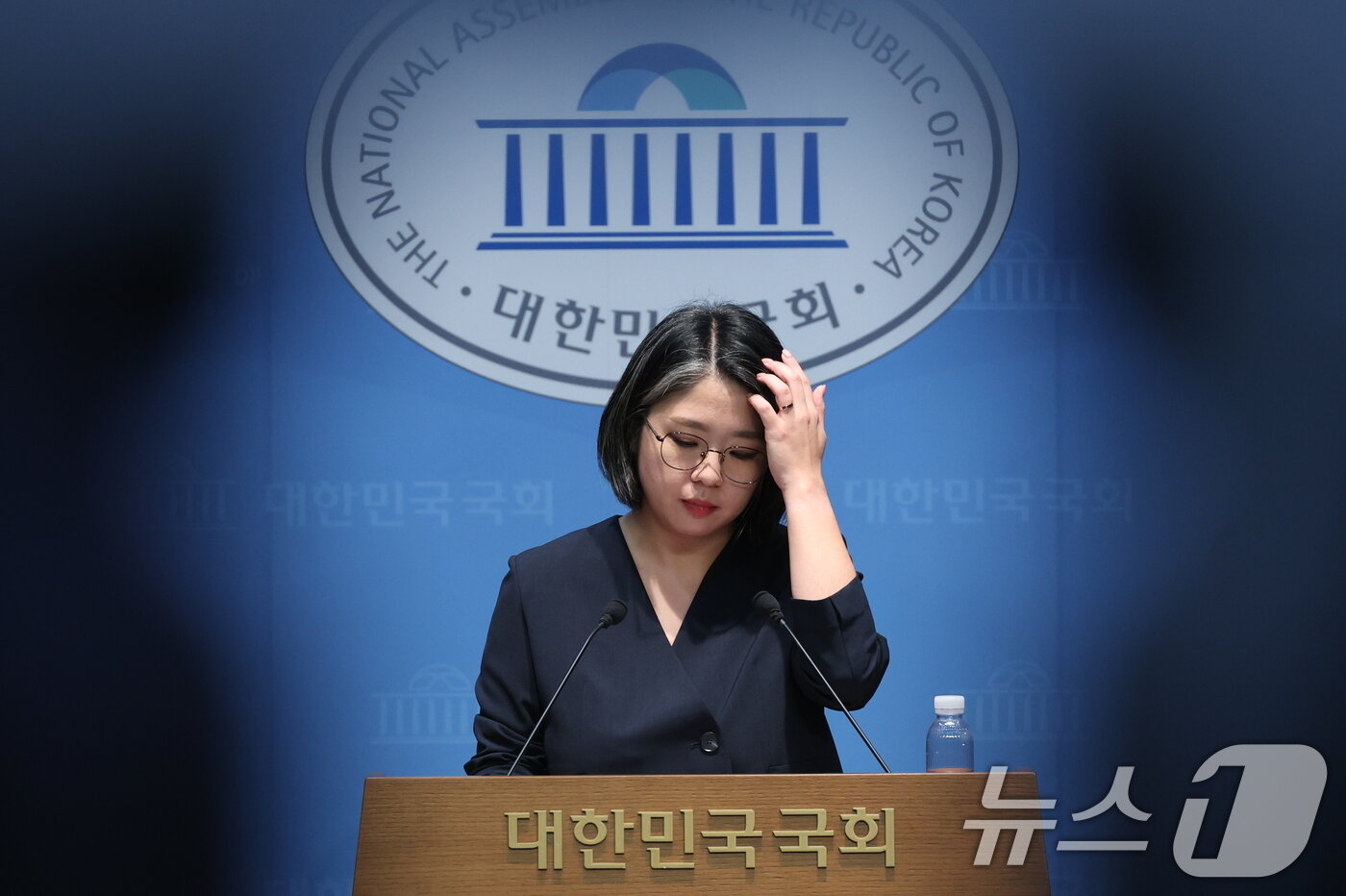 본문 이미지 - 용혜인 성평등가족부 장관 후보자가 10일 서울 여의도 국회 소통관에서 입장 발표 기자회견을 하기 전 머리를 만지고 있다. 2026.9.10 ⓒ 뉴스1 신웅수 기자