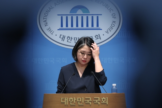 굳은표정의 용혜인 후보자