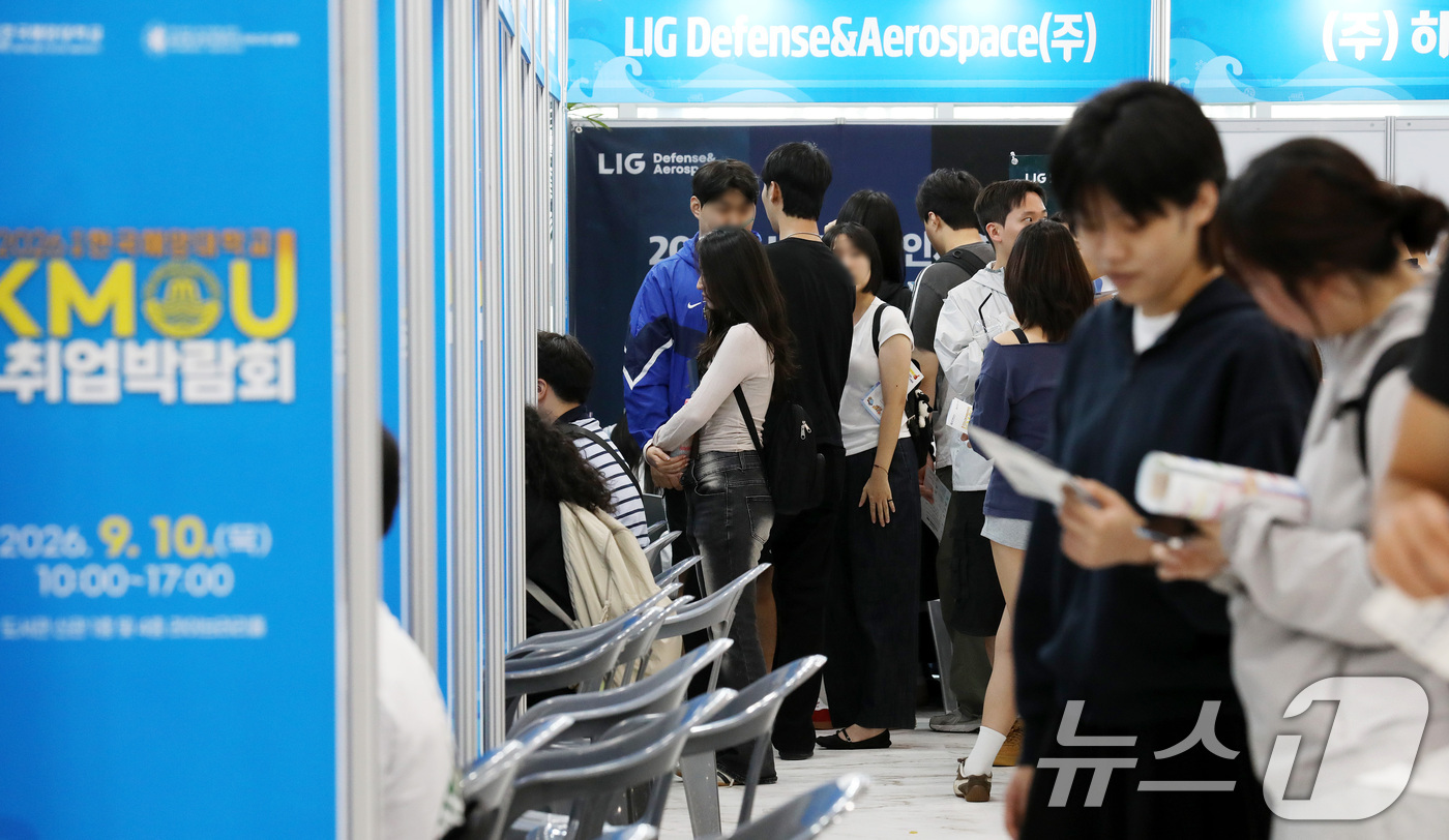 (부산=뉴스1) 윤일지 기자 = 10일 부산 영도구 국립한국해양대학교에서 열린 '2026 국립한국해양대학교 취업박람회'에서 구직자들이 면접을 기다리고 있다.이번 박람회는 재학생과 …