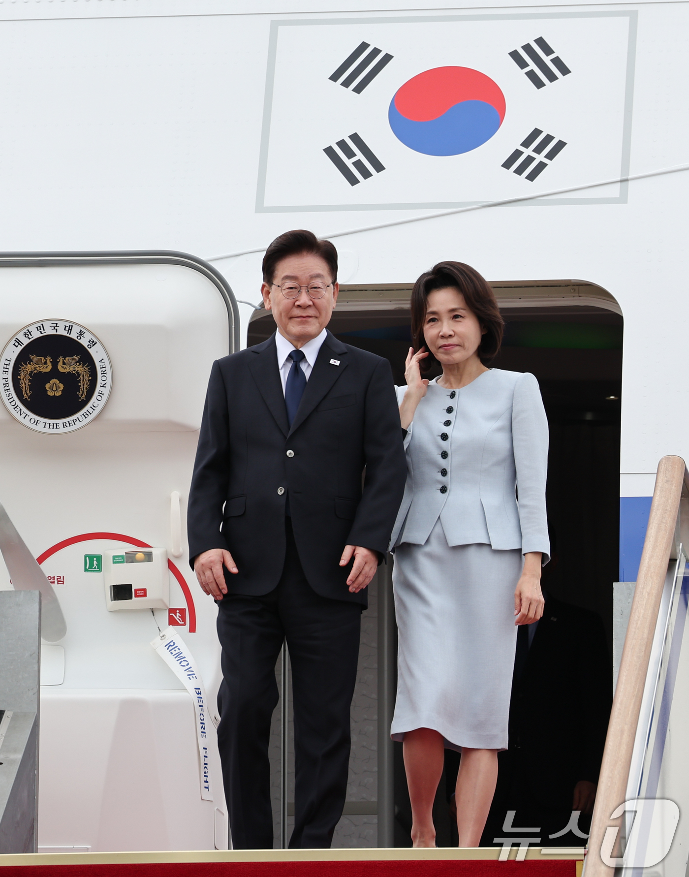 (성남=뉴스1) 이재명 기자 = 프랑스 국빈 방문 일정을 마치고 귀국한 이재명 대통령과 김혜경 여사가 10일 성남 서울공항에 도착한 공군 1호기에서 내려오고 있다. 2026.9.1 …