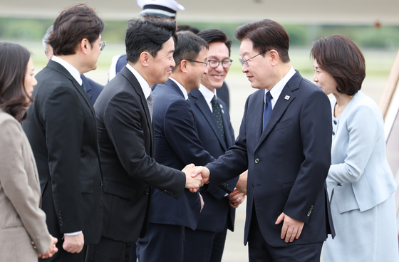 강훈식 비서실장과 인사하는 이재명 대통령