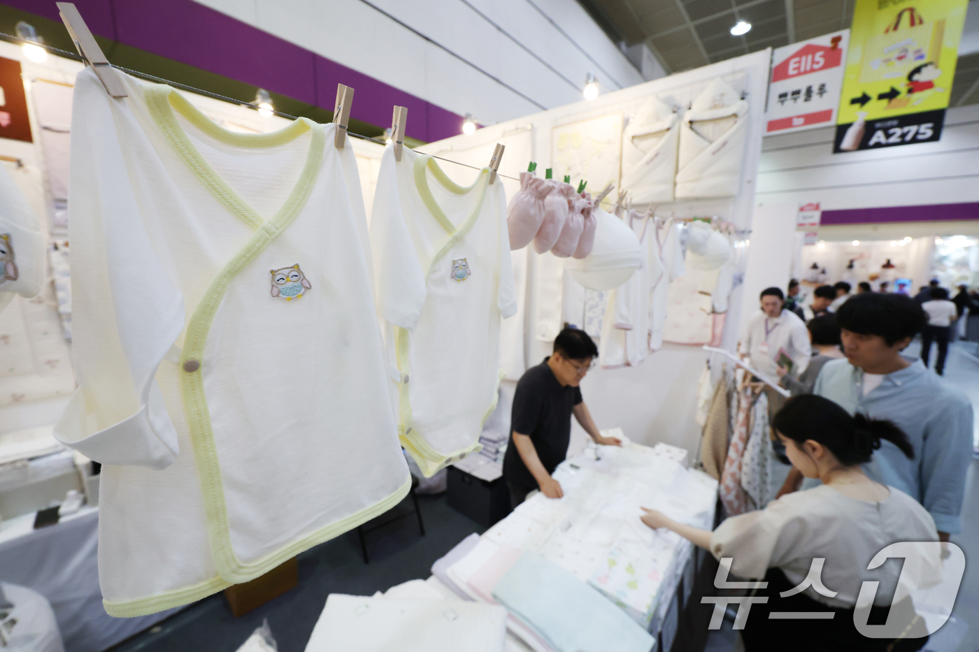 (서울=뉴스1) 김민지 기자 = 10일 서울 강남구 코엑스에서 열린 제50회 베페 베이비페어를 찾은 시민들이 유아용품을 보고 있다. 2026.9.10/뉴스1