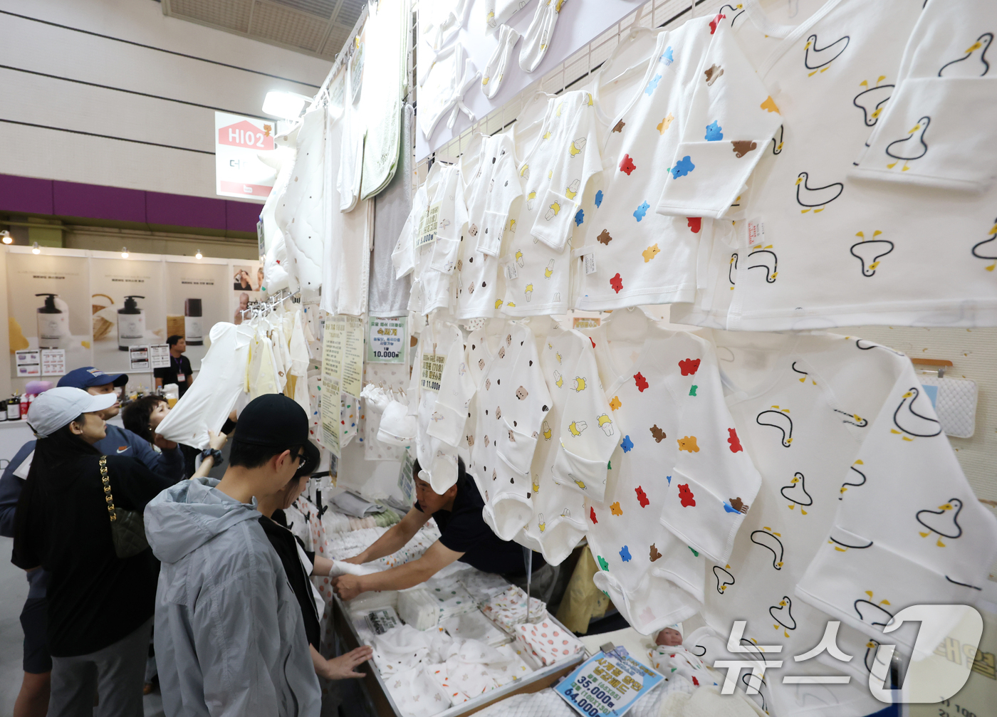 (서울=뉴스1) 김민지 기자 = 10일 서울 강남구 코엑스에서 열린 제50회 베페 베이비페어를 찾은 시민들이 유아용품을 보고 있다. 2026.9.10/뉴스1