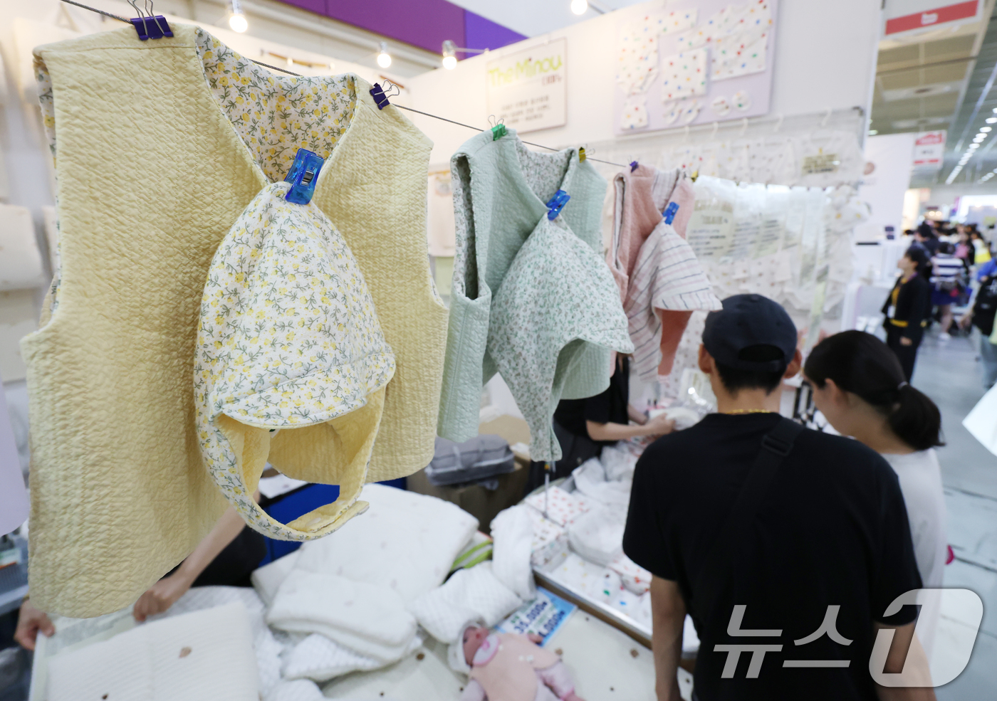 (서울=뉴스1) 김민지 기자 = 10일 서울 강남구 코엑스에서 열린 제50회 베페 베이비페어를 찾은 시민들이 유아용품을 보고 있다. 2026.9.10/뉴스1