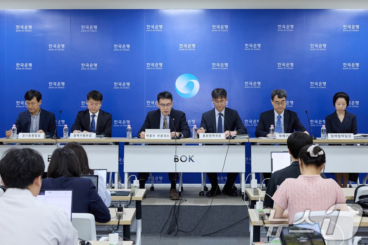(서울=뉴스1) = 10일 오전 서울 중구 한국은행에서 곽법준 조사국 경기동향팀장(왼쪽부터), 안성근 통화정책국 정책기획부장, 박종우 부총재보, 최창호 통화정책국장, 유재현 국제국 …