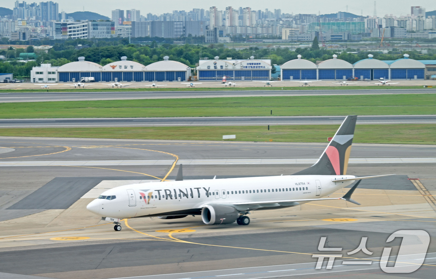 (서울=뉴스1) 공항사진기자단 = 티웨이항공에서 명칭이 변경된 '트리니티항공(Trinity Airways)'이 본격적으로 운항을 시작한 10일 서울 강서구 김포국제공항에서 트리니티 …