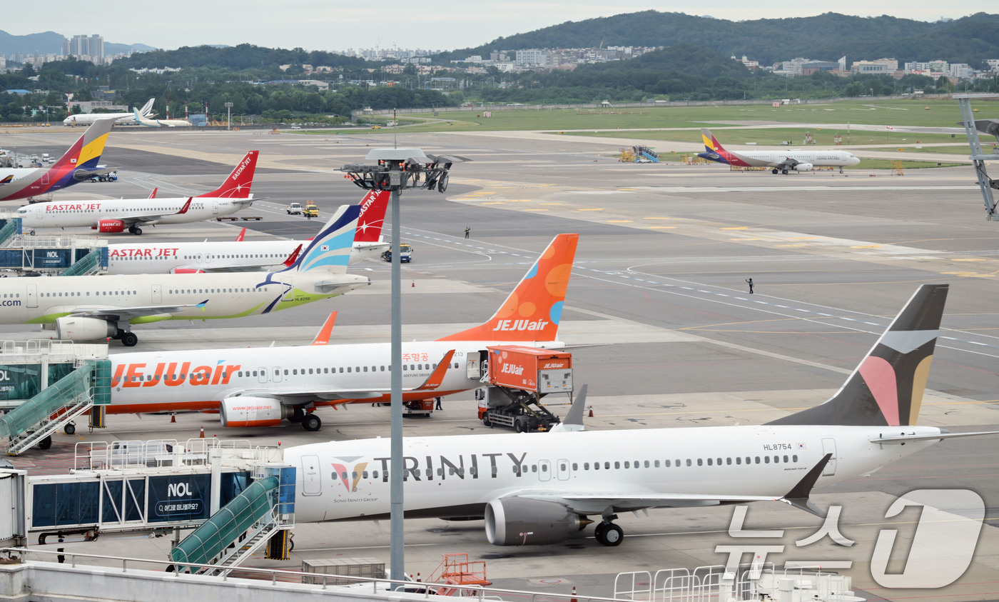 (서울=뉴스1) 공항사진기자단 = 티웨이항공에서 명칭이 변경된 '트리니티항공(Trinity Airways)'이 본격적으로 운항을 시작한 10일 서울 강서구 김포국제공항에 트리니티항 …