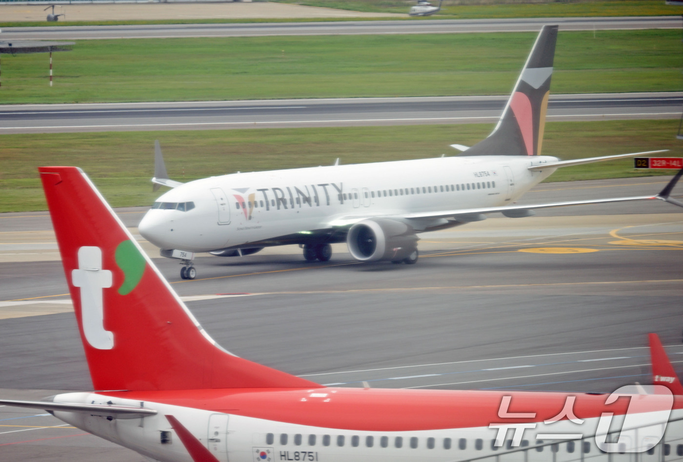 (서울=뉴스1) 공항사진기자단 = 티웨이항공에서 명칭이 변경된 '트리니티항공(Trinity Airways)'이 본격적으로 운항을 시작한 10일 서울 강서구 김포국제공항에서 트리니티 …