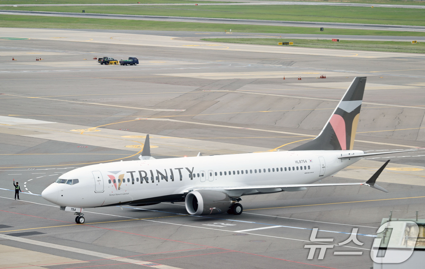 (서울=뉴스1) 공항사진기자단 = 티웨이항공에서 명칭이 변경된 '트리니티항공(Trinity Airways)'이 본격적으로 운항을 시작한 10일 서울 강서구 김포국제공항에서 트리니티 …
