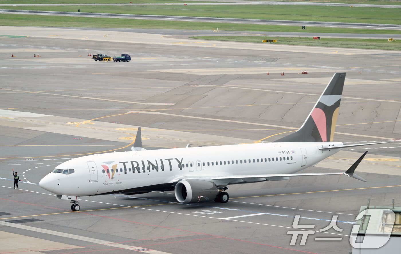 본문 이미지 - 티웨이항공에서 명칭이 변경된 '트리니티항공(Trinity Airways)'이 본격적으로 운항을 시작한 10일 서울 강서구 김포국제공항에서 트리니티항공 여객기가 이동하고 있다. 2026.9.10 ⓒ 뉴스1 공항사진기자단