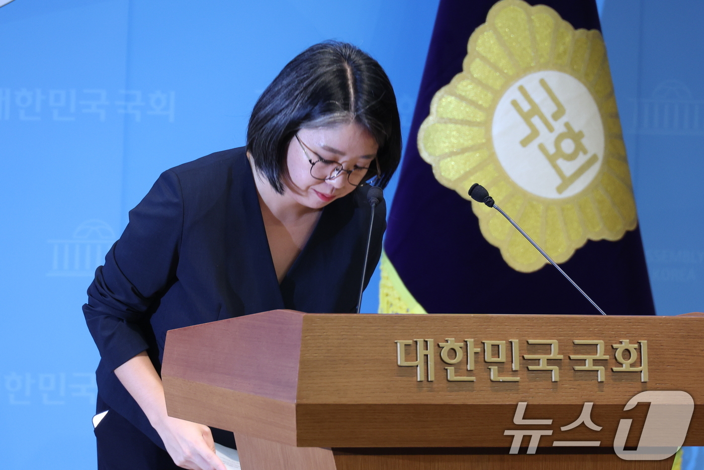 (서울=뉴스1) 신웅수 기자 = 용혜인 성평등가족부 장관 후보자가 10일 서울 여의도 국회 소통관에서 입장 발표 기자회견을 마치고 인사를 하고 있다. 2026.9.10/뉴스1
