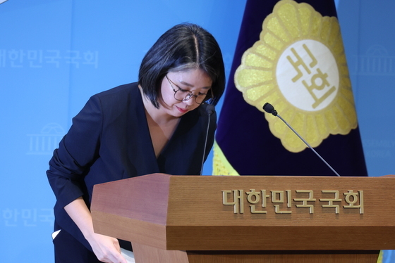 기자회견 마치고 인사하는 용혜인