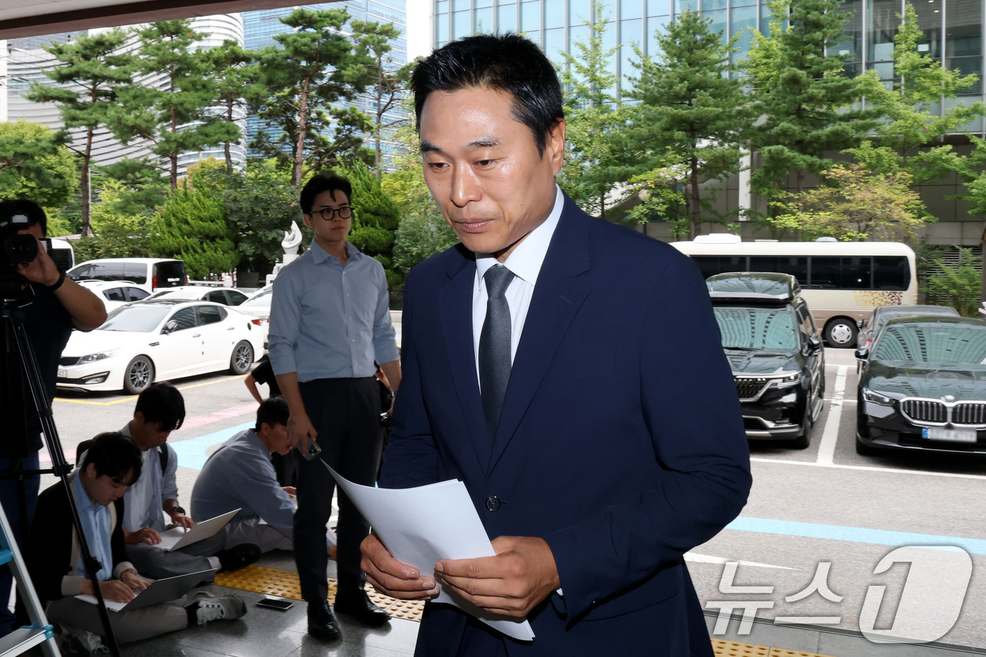 (서울=뉴스1) 이광호 기자 = 이종배 전 국민의힘 서울시의원이 10일 오후 고발인 신분으로 조사를 받기 위해 서울 영등포경찰서에 출석하고 있다.이 전 시의원은 지난 3일 용혜인 …