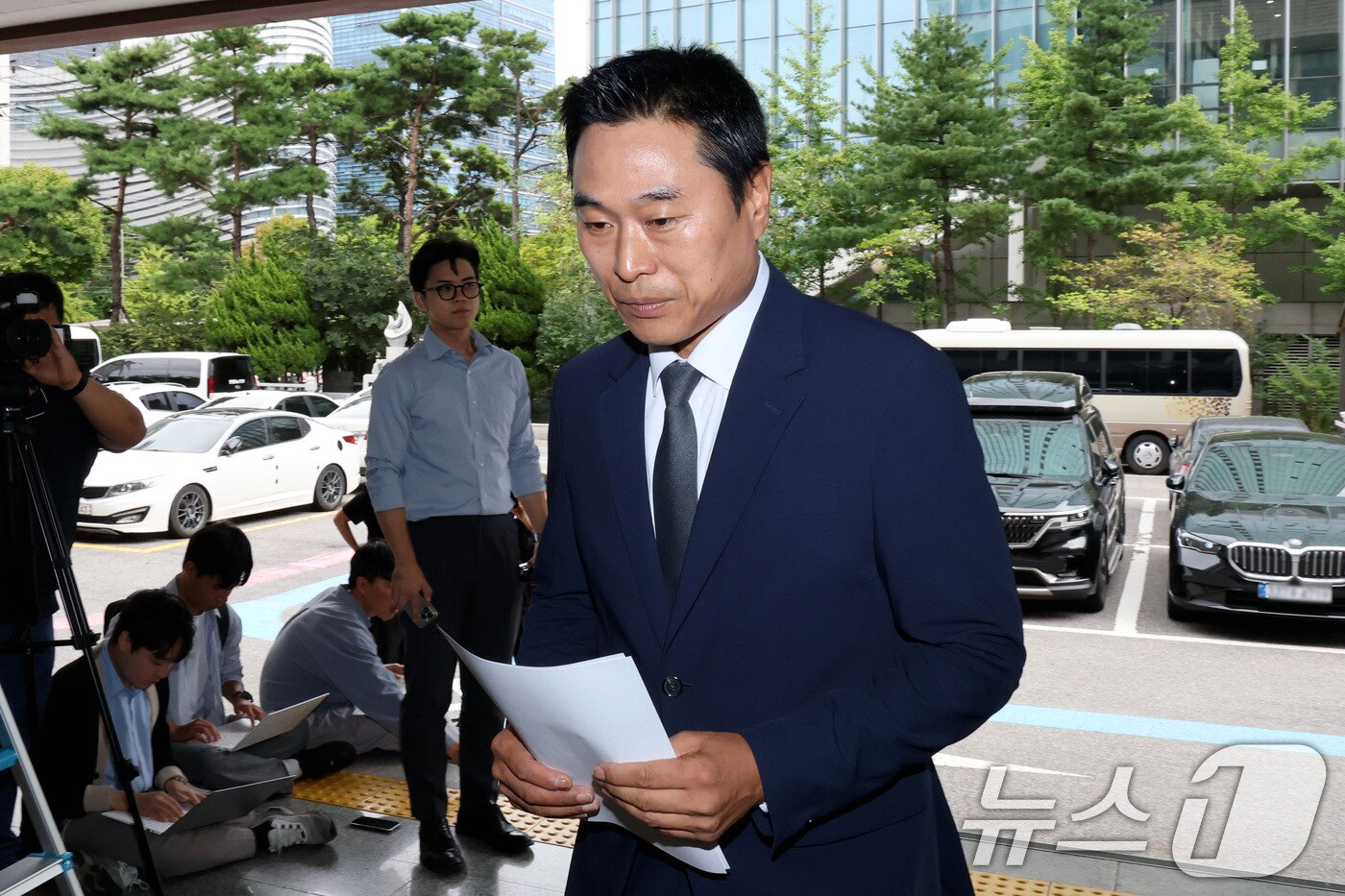 본문 이미지 - 이종배 전 국민의힘 서울시의원이 10일 오후 고발인 신분으로 조사를 받기 위해 서울 영등포경찰서에 출석하고 있다. 이 전 시의원은 지난 3일 용혜인 성평등가족부 장관 후보자를 정치자금법 위반 혐의로 서울경찰청에 고발했다. 2026.9.10 ⓒ 뉴스1 이광호 기자