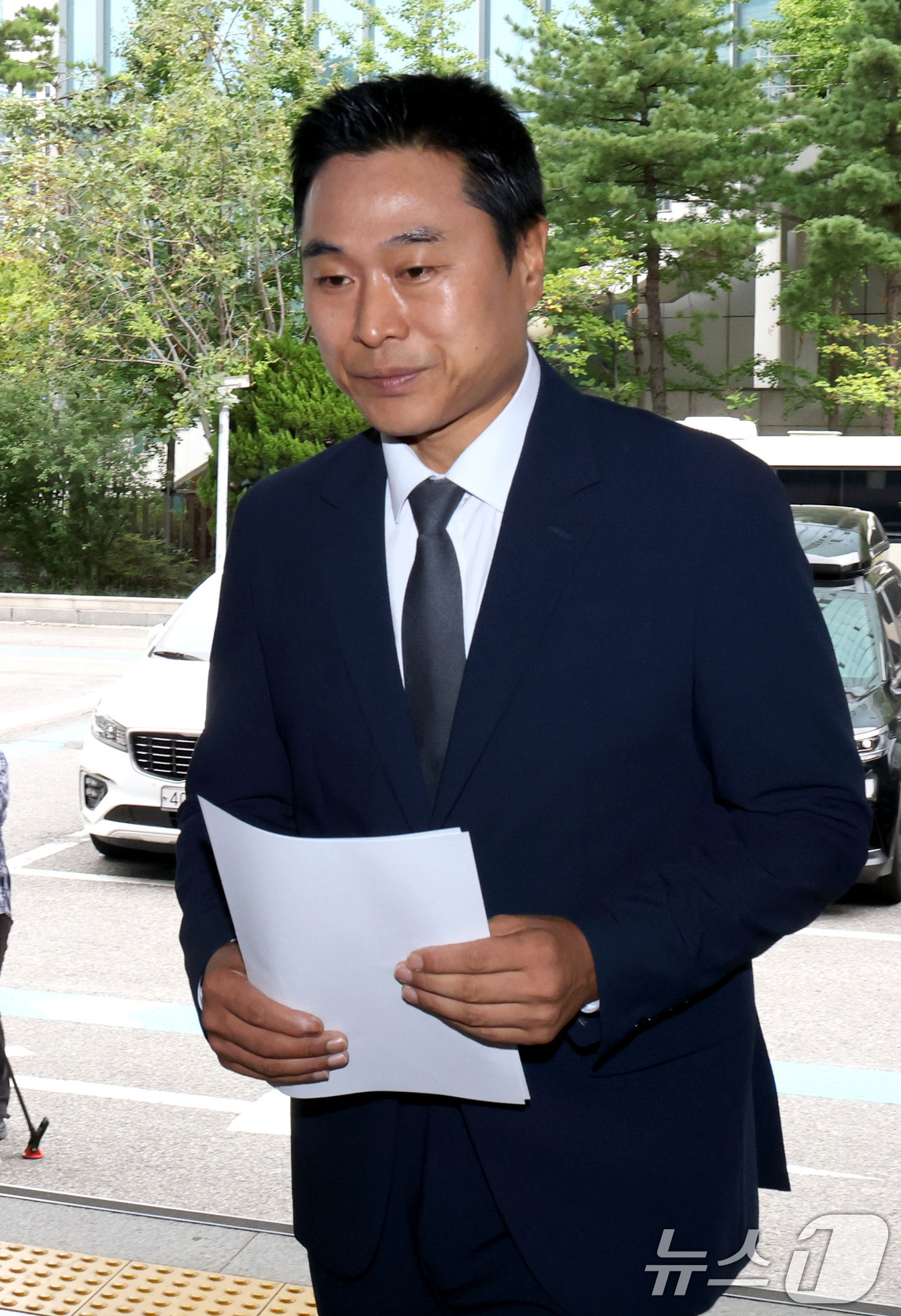 (서울=뉴스1) 이광호 기자 = 이종배 전 국민의힘 서울시의원이 10일 오후 고발인 신분으로 조사를 받기 위해 서울 영등포경찰서에 출석하고 있다.이 전 시의원은 지난 3일 용혜인 …
