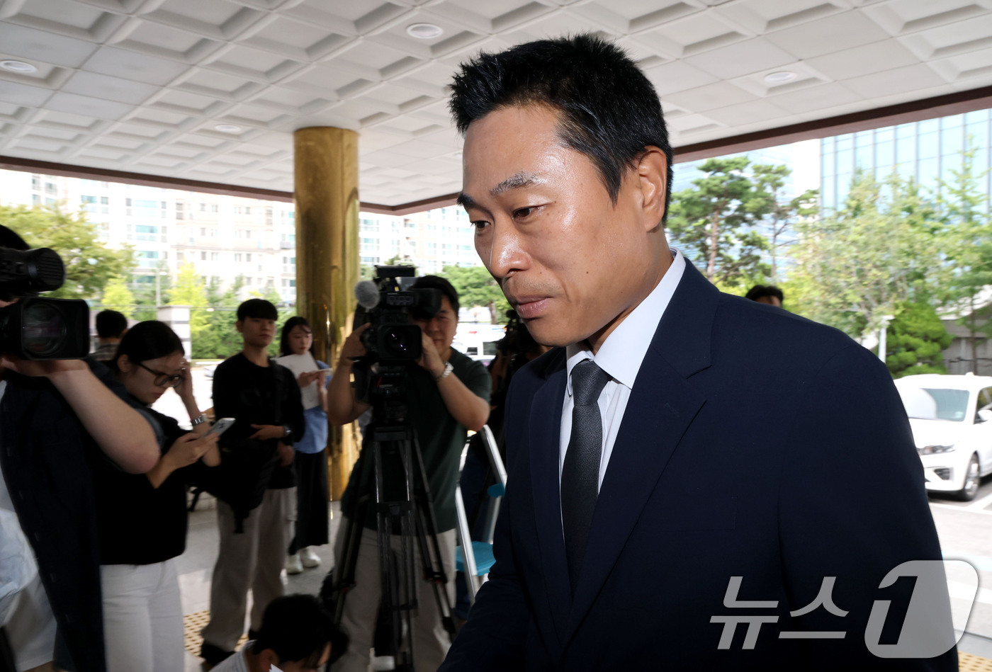 (서울=뉴스1) 이광호 기자 = 이종배 전 국민의힘 서울시의원이 10일 오후 고발인 신분으로 조사를 받기 위해 서울 영등포경찰서에 출석하고 있다.이 전 시의원은 지난 3일 용혜인 …