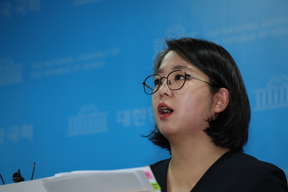 취재진 질문 받는 용혜인