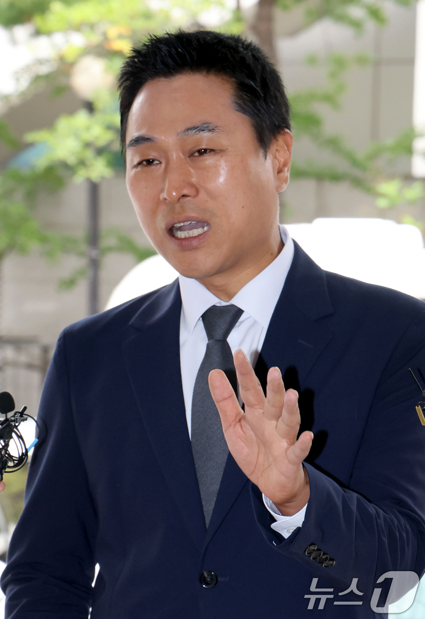 (서울=뉴스1) 이광호 기자 = 이종배 전 국민의힘 서울시의원이 10일 오후 고발인 신분으로 조사를 받기 위해 서울 영등포경찰서에 출석하며 취재진의 질문에 답하고 있다.이 전 시의 …