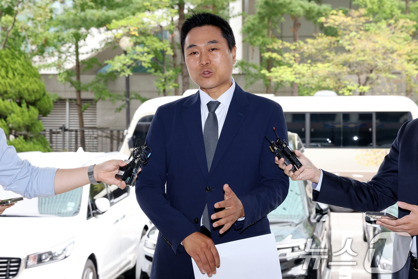 (서울=뉴스1) 이광호 기자 = 이종배 전 국민의힘 서울시의원이 10일 오후 고발인 신분으로 조사를 받기 위해 서울 영등포경찰서에 출석하며 취재진의 질문에 답하고 있다.이 전 시의 …
