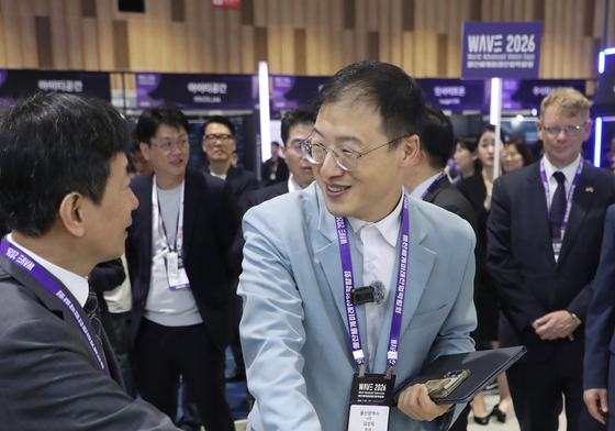 'WAVE 2026' 둘러보는 김상욱 울산시장