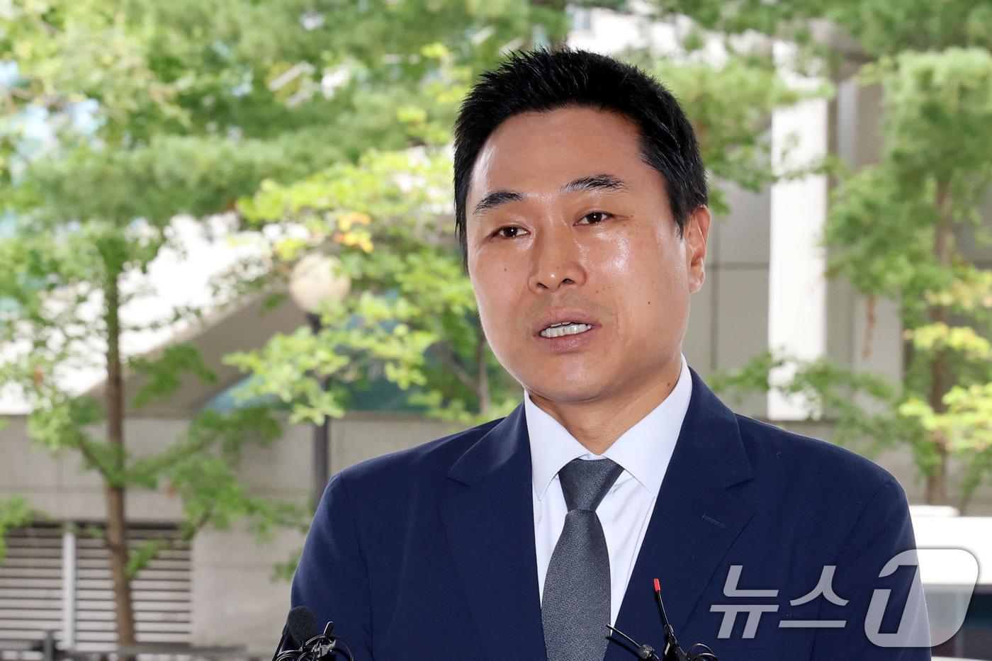 (서울=뉴스1) 이광호 기자 = 이종배 전 국민의힘 서울시의원이 10일 오후 고발인 신분으로 조사를 받기 위해 서울 영등포경찰서에 출석하며 취재진의 질문에 답하고 있다.이 전 시의 …