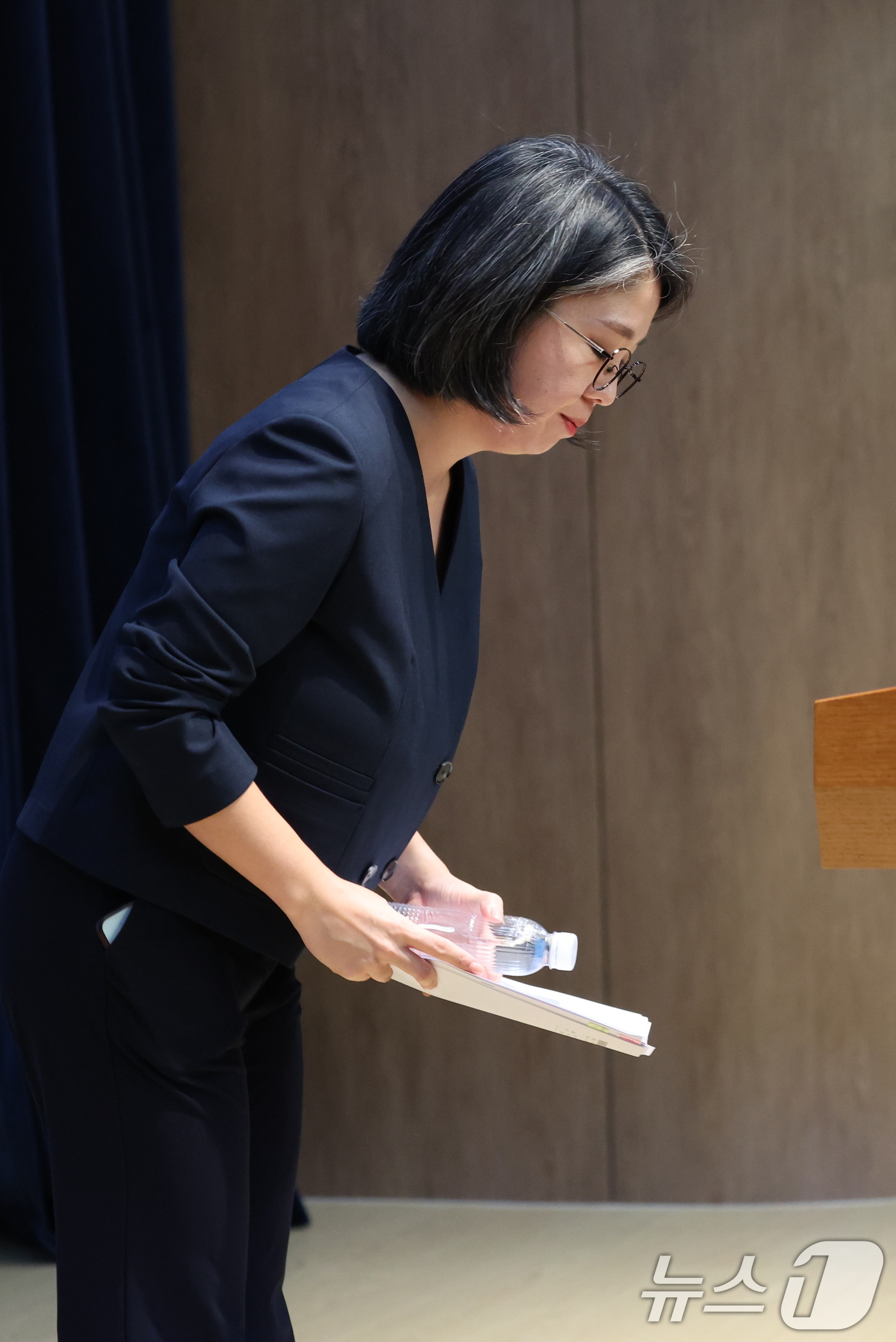 (서울=뉴스1) 황기선 기자 = 용혜인 성평등가족부 장관 후보자가 10일 서울 여의도 국회 소통관에서 입장 발표 기자회견을 마치고 인사를 하고 있다. 2026.9.10/뉴스1
