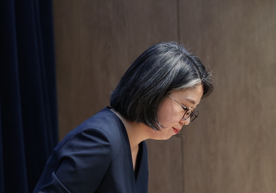 고개 숙여 인사하는 용혜인