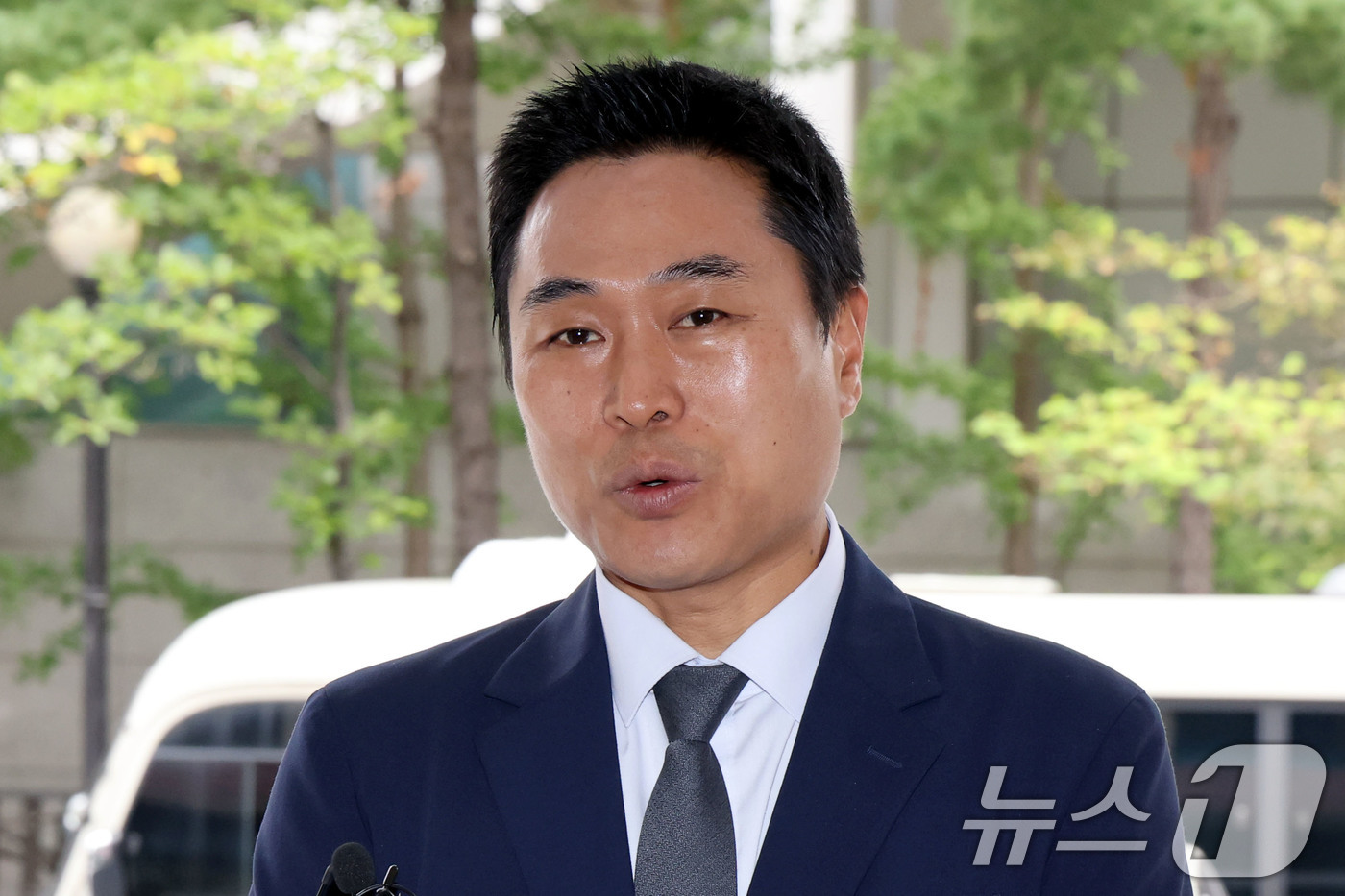 (서울=뉴스1) 이광호 기자 = 이종배 전 국민의힘 서울시의원이 10일 오후 고발인 신분으로 조사를 받기 위해 서울 영등포경찰서에 출석하며 취재진의 질문에 답하고 있다.이 전 시의 …