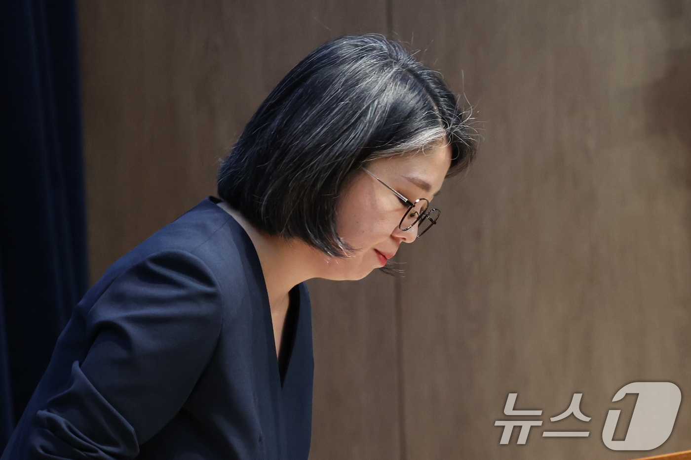 (서울=뉴스1) 황기선 기자 = 용혜인 성평등가족부 장관 후보자가 10일 국회 소통관에서 입장 발표 기자회견을 마치고 인사를 하고 있다.  2026.9.10/뉴스1