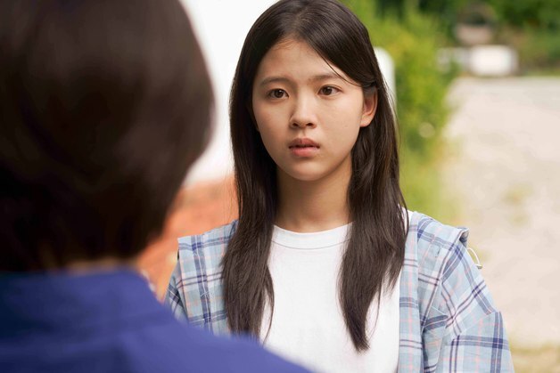 최명빈, '캐리어를 끄는 소녀' 활약…깊이 있는 인물 탄생