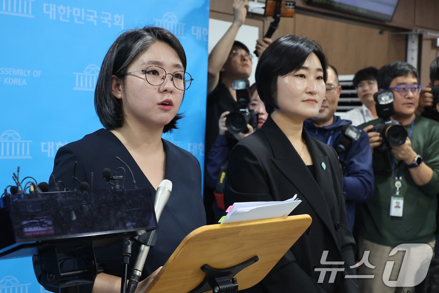 본문 이미지 - 용혜인 성평등가족부 장관 후보자가 10일 서울 여의도 국회 소통관에서 입장 발표 기자회견에서 취재진의 질의에 답변하고 있다. 2026.9.10 ⓒ 뉴스1 신웅수 기자