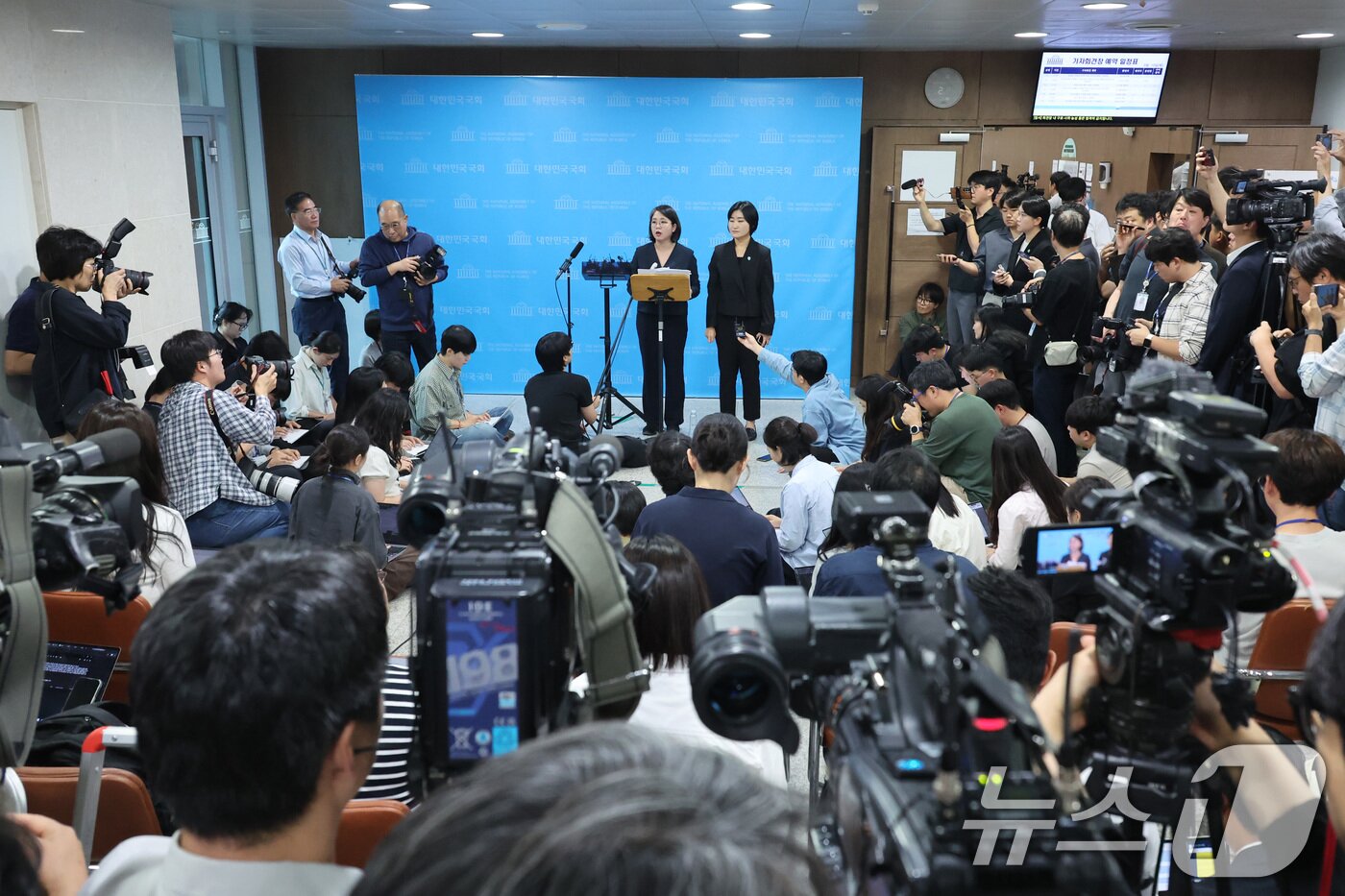 본문 이미지 - 용혜인 성평등가족부 장관 후보자가 10일 서울 여의도 국회 소통관에서 입장 발표 기자회견에서 취재진의 질의에 답변하고 있다. 2026.9.10 ⓒ 뉴스1 신웅수 기자