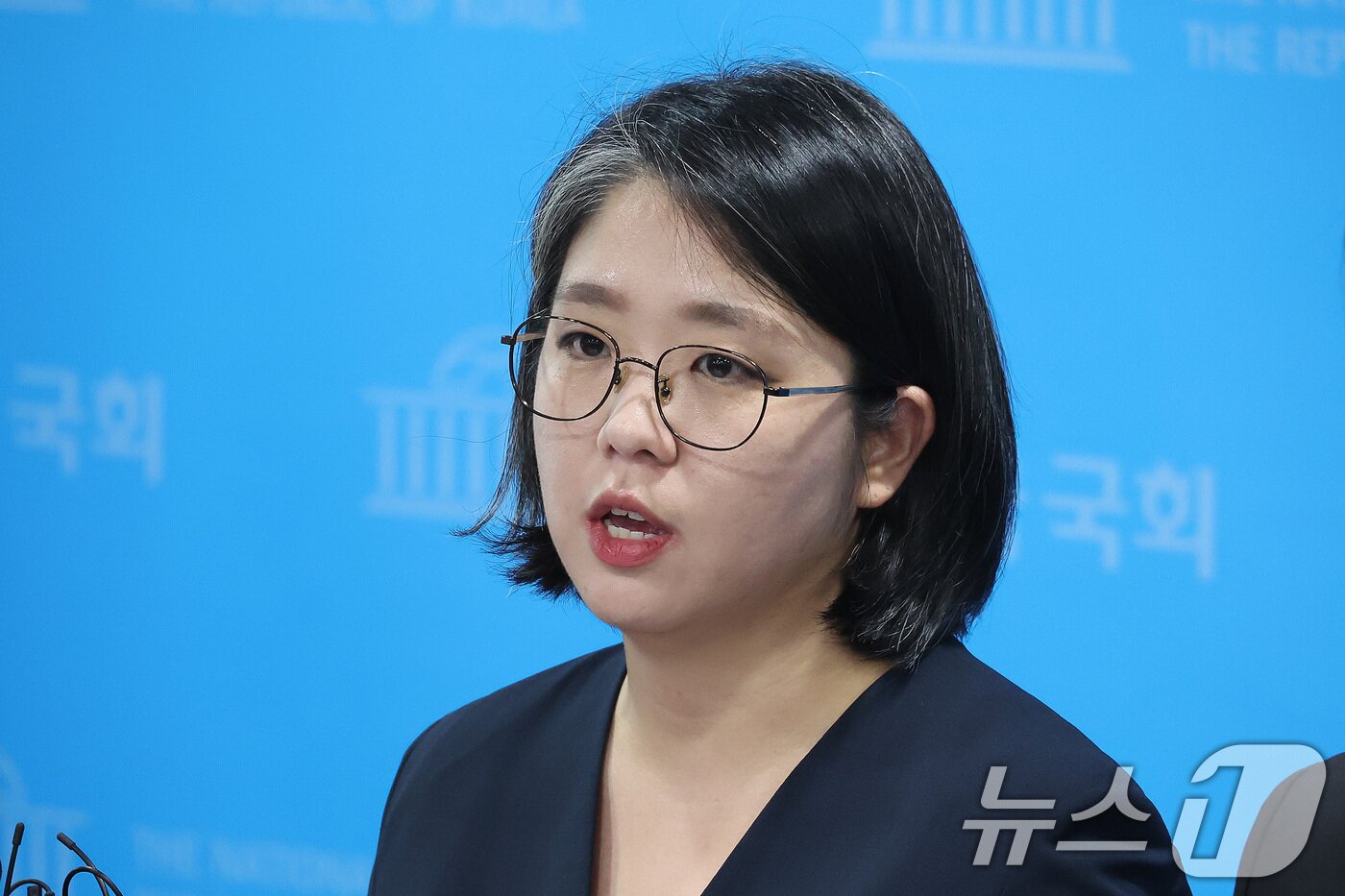 본문 이미지 - 용혜인 성평등가족부 장관 후보자가 10일 서울 여의도 국회 소통관에서 입장 발표 기자회견에서 취재진의 질의에 답변하고 있다. 2026.9.10 ⓒ 뉴스1 신웅수 기자