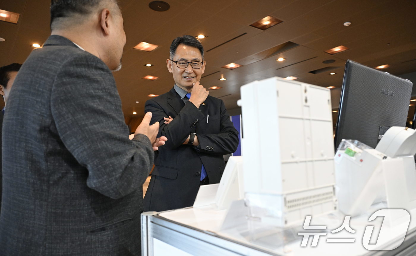 (서울=뉴스1) = 허장 재정경제부 차관이 10일 서울 광진구 그랜드 워커힐 서울에서 열린 '한-아프리카경제협력(KOAFEC) 한국 기관·기업 현장 간담회'에 참석해 AI 기업 홍 …