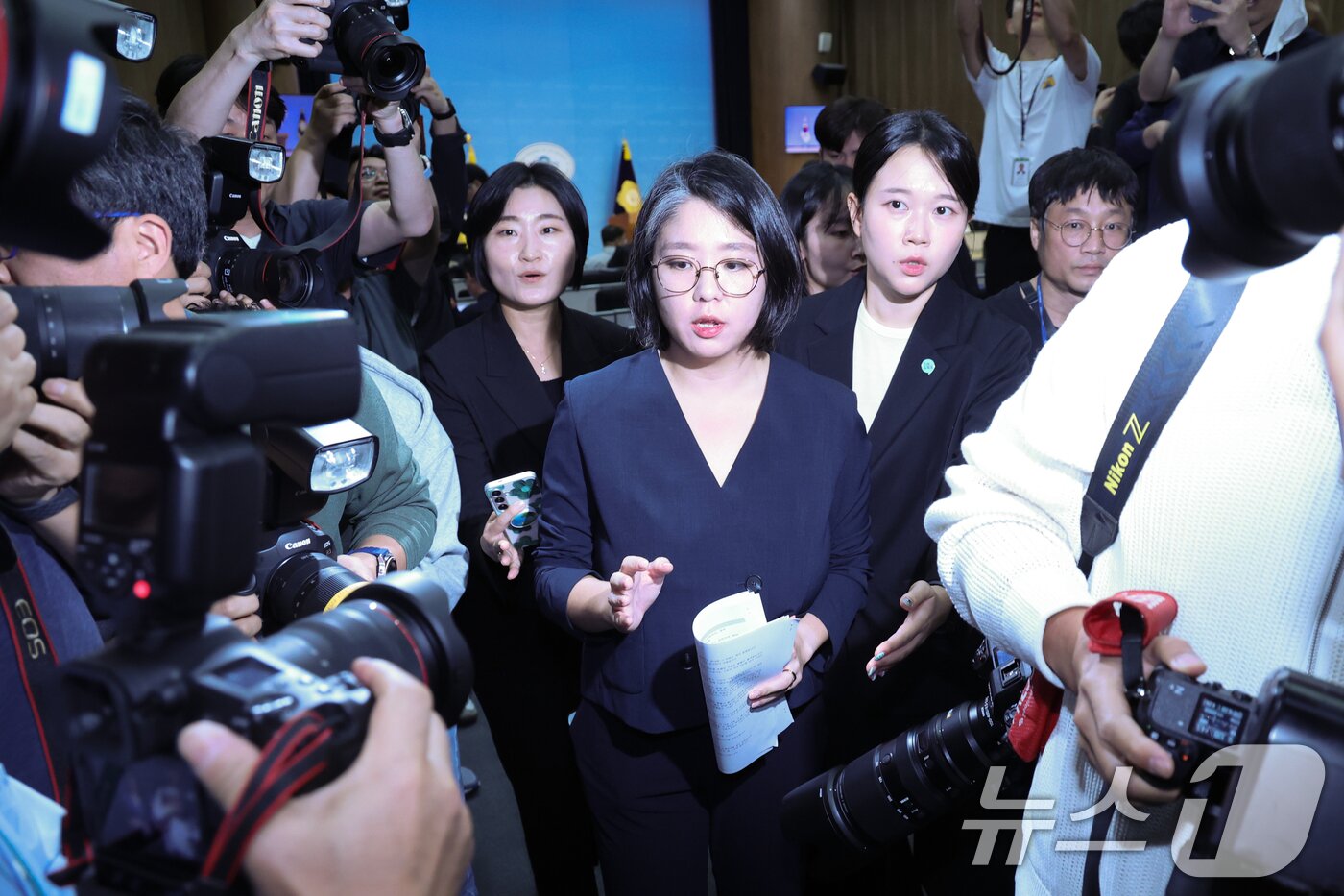 본문 이미지 - 용혜인 성평등가족부 장관 후보자가 10일 서울 여의도 국회 소통관에서 입장 발표 기자회견을 마치고 이동하고 있다. 2026.9.10 ⓒ 뉴스1 황기선 기자