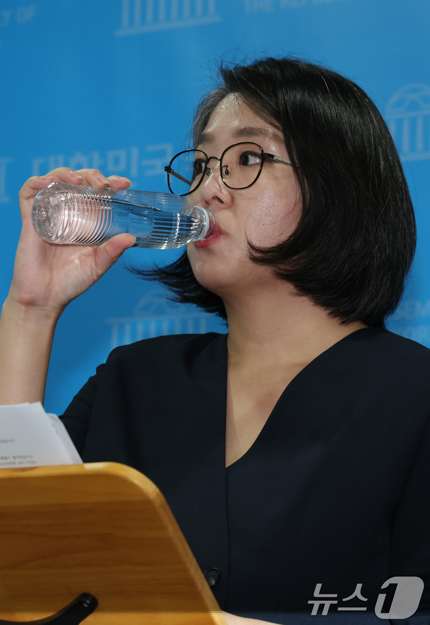 (서울=뉴스1) 황기선 기자 = 용혜인 성평등가족부 장관 후보자가 10일 국회 소통관에서 입장 발표 기자회견을 마치고 취재진의 질문을 받기 전 물을 마시고 있다.  2026.9.1 …