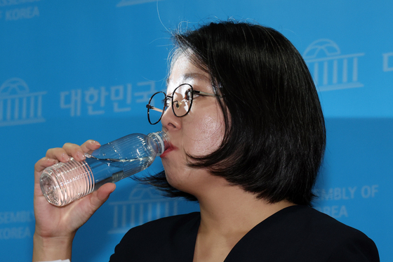 물 마시는 용혜인 후보자