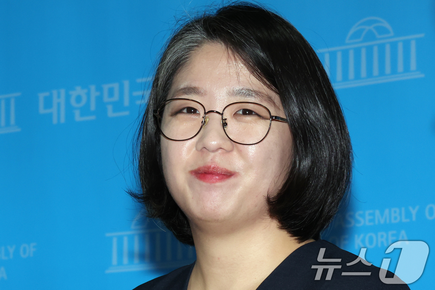 (서울=뉴스1) 황기선 기자 = 용혜인 성평등가족부 장관 후보자가 10일 국회 소통관에서 입장 발표 기자회견을 마치고 취재진의 질문을 받기 전 미소를 보이고 있다.  2026.9. …