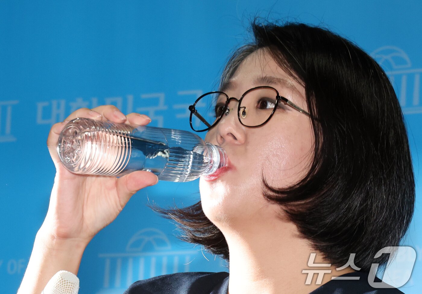 본문 이미지 - 용혜인 성평등가족부 장관 후보자가 10일 국회 소통관에서 입장 발표 기자회견을 마치고 취재진의 질문을 받기 전 물을 마시고 있다. 2026.9.10 ⓒ 뉴스1 황기선 기자